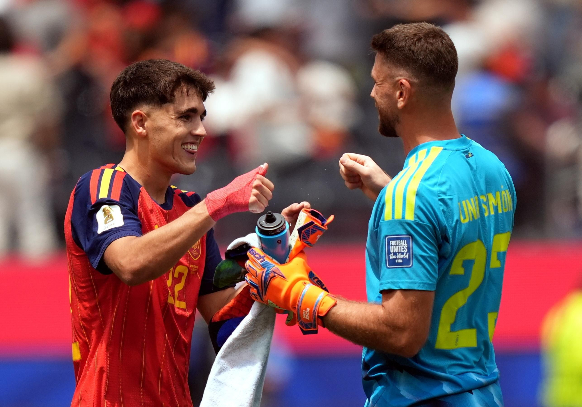 Unai Simón y Pau Cubarsí celebrando el pase para octavos de final del Mundial 2026