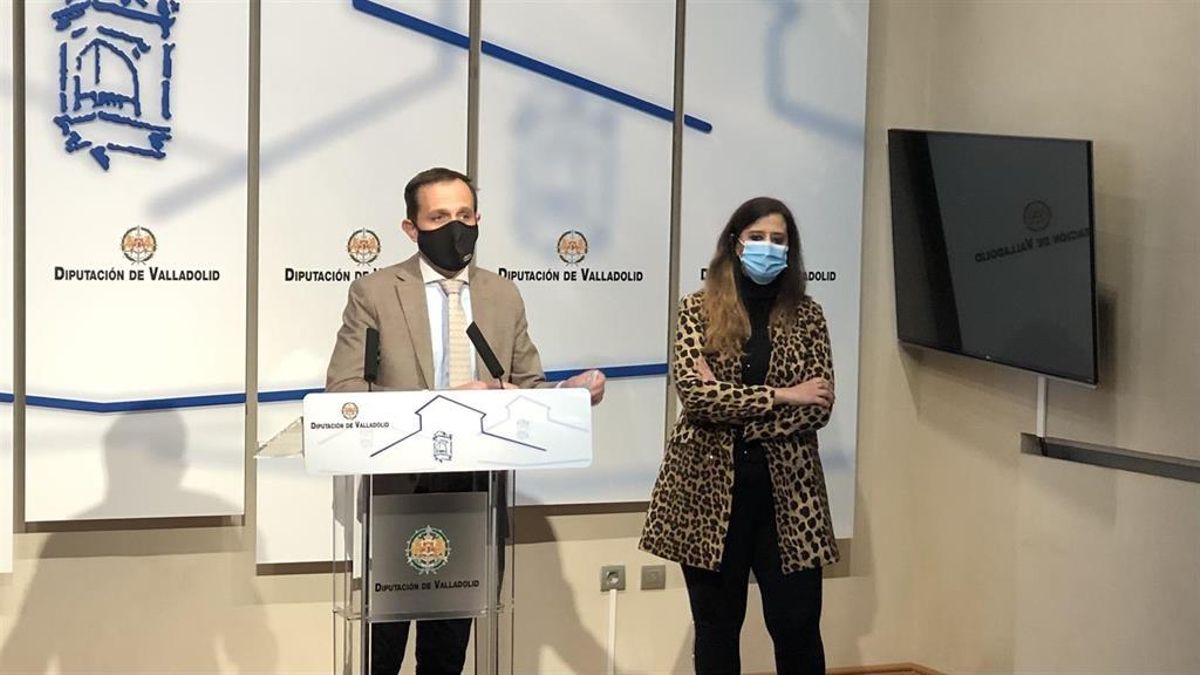 Conrado Íscar comparece junto a la presidenta de Apehva, María José Hernández.