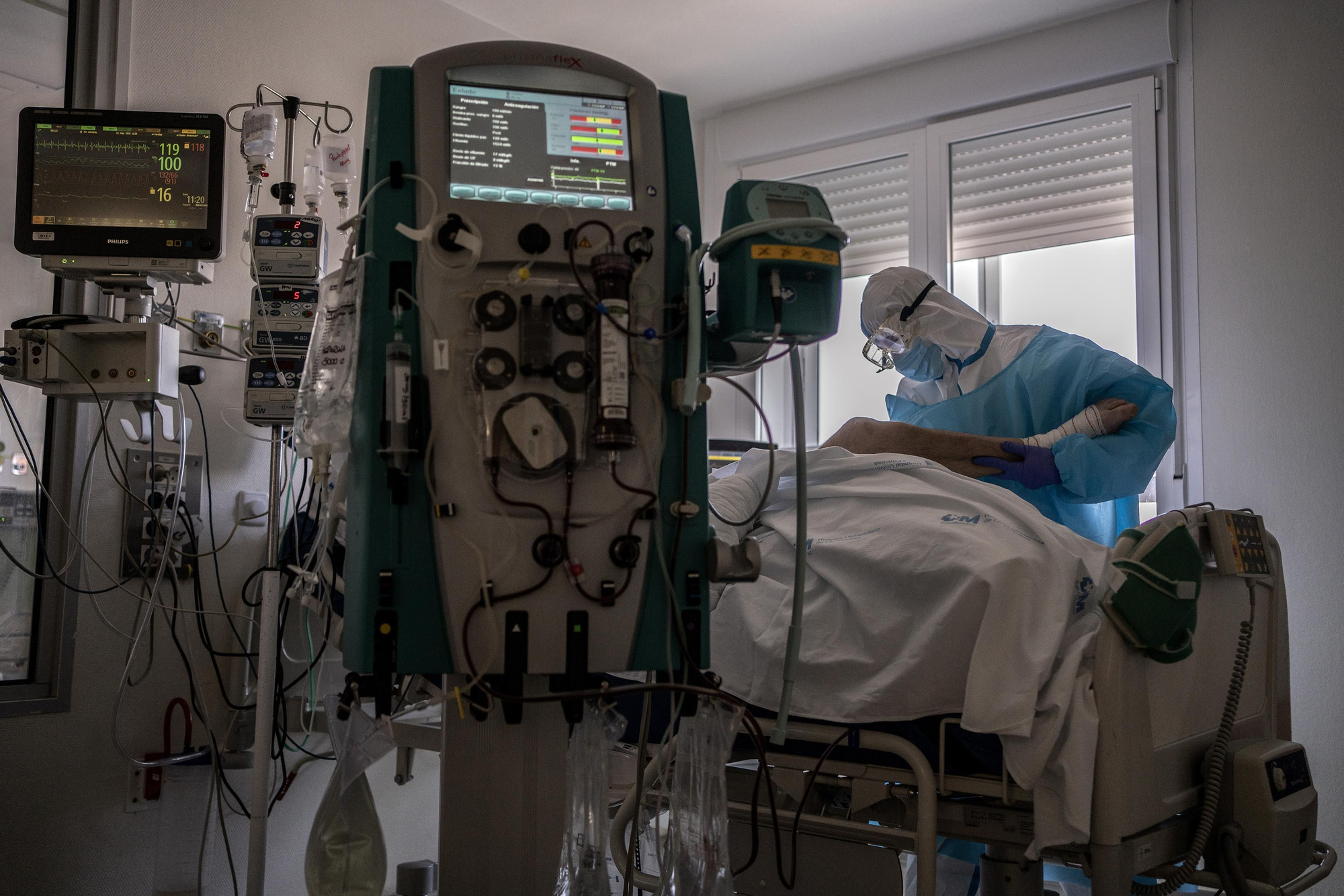 Una fisioterapeuta trata a un paciente con COVID en la UCI del hospital. Durante los meses más duros de la pandemia llegaron a tener más de 50 personas en esta UCI, actualmente hay 13.