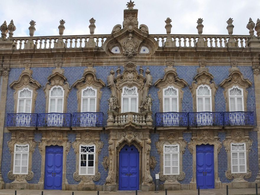 Azulejos y granito en el Palacio de Raio.