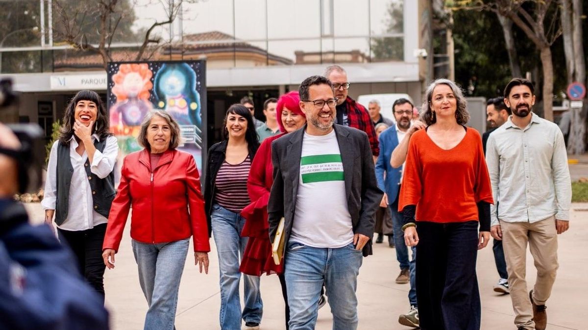 El candidato de Adelante Andalucía, José Ignacio García, junto a su equipo.