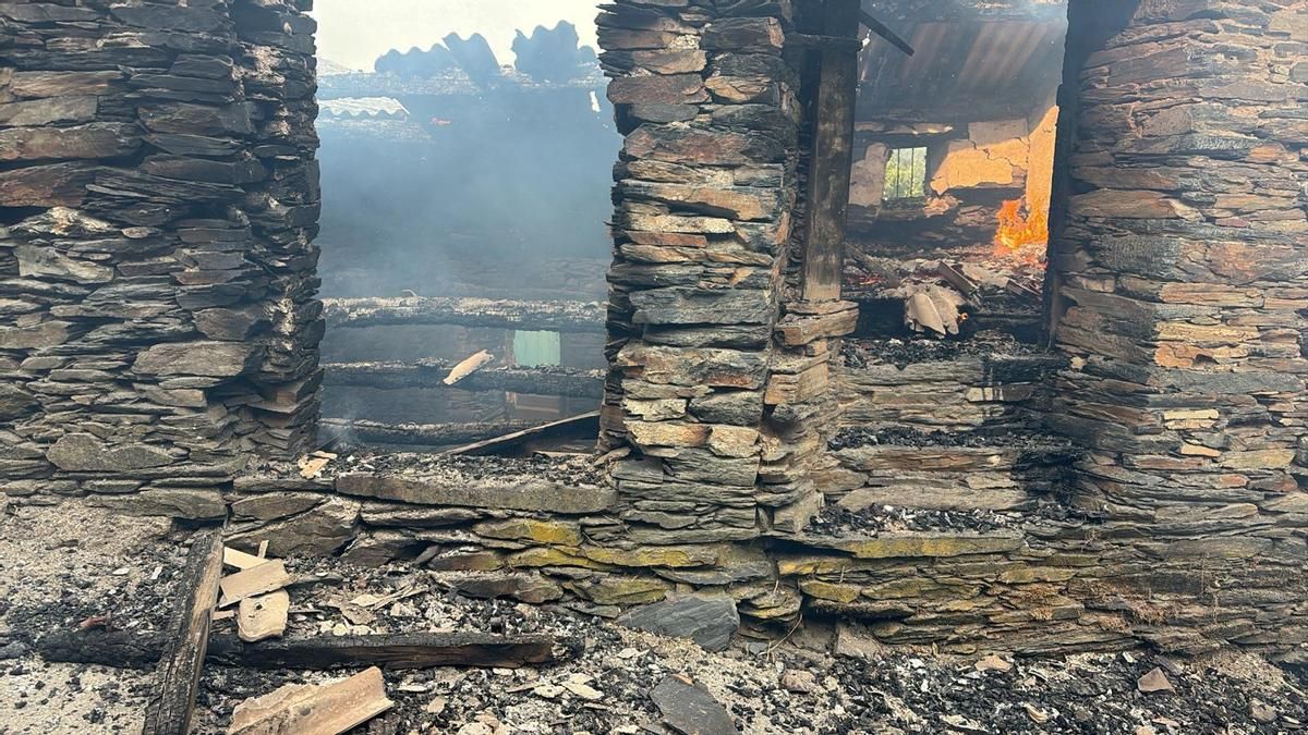 Casas quemadas en el pueblo de Lusío (Oencia), por el incendio.