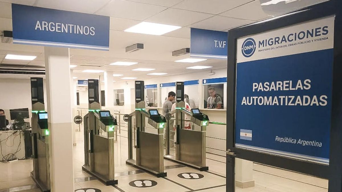 Los peligros del DNU antimigratorio de Milei: no define qué es un "mensaje de odio" ni cómo se va a aplicar