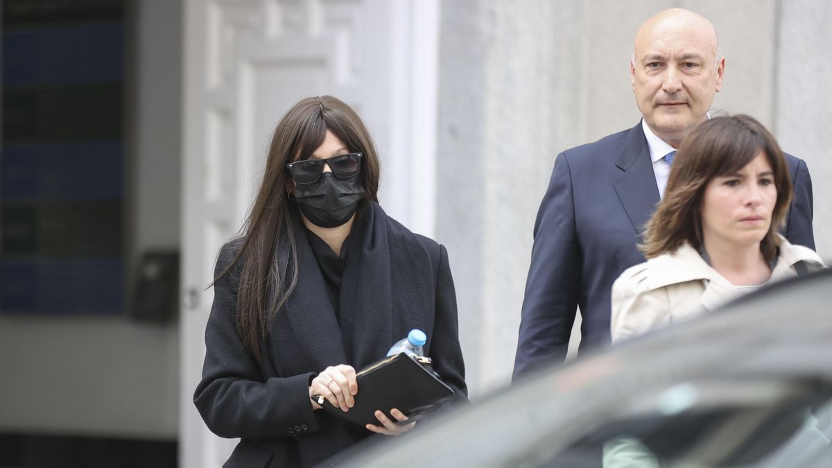 Jésica Rodríguez abandona el Tribunal Supremo tras la sesión con gafas de sol y mascarilla.