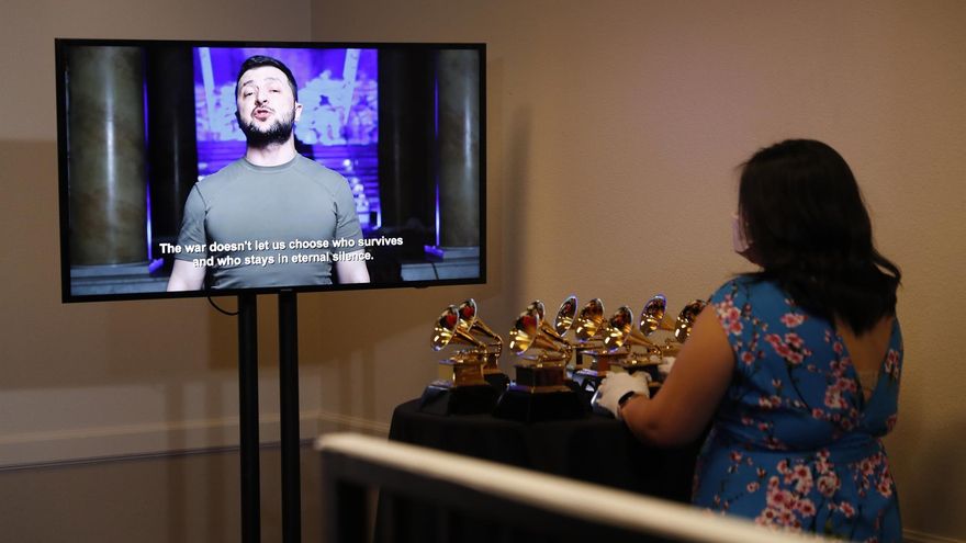 El presidente de Ucrania, Volodímir Zelenski, participa en la gala de los Grammy con un mensaje en video, en el MGM Grand Garden Arena de Las Vegas (EE.UU.)., este 3 de abril de 2022.