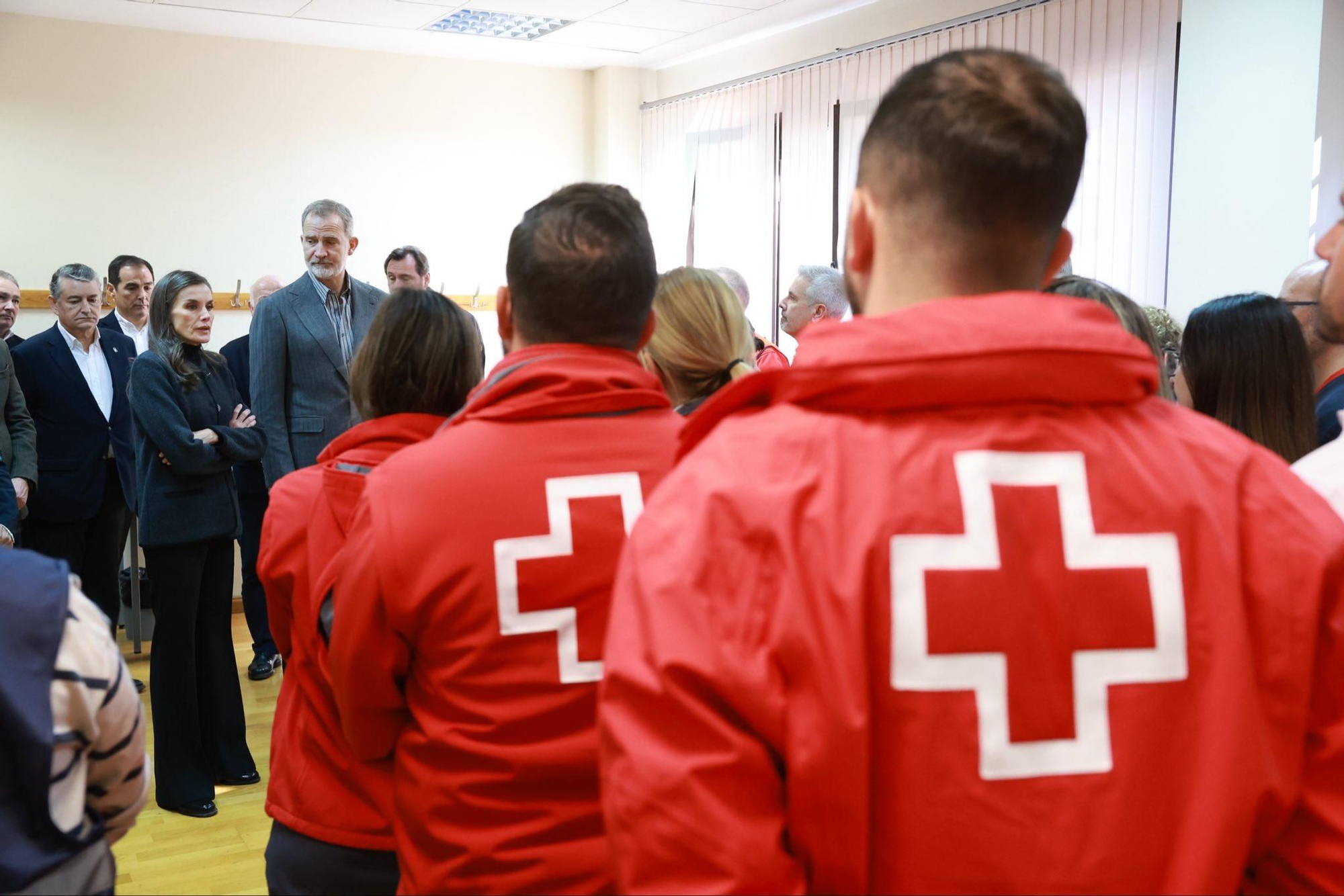 Los Reyes de España visitan a voluntarios y trabajadores en la tragedia de Adamuz