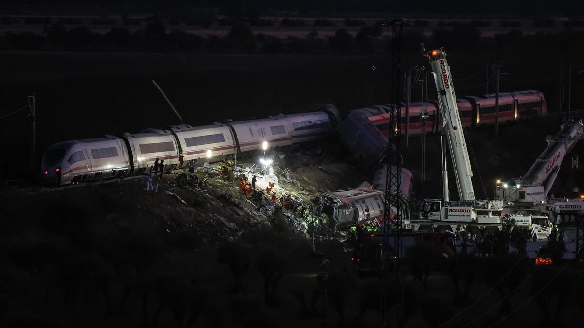 Servicios de emergencia trabajando en los restos de los trenes de Urda.