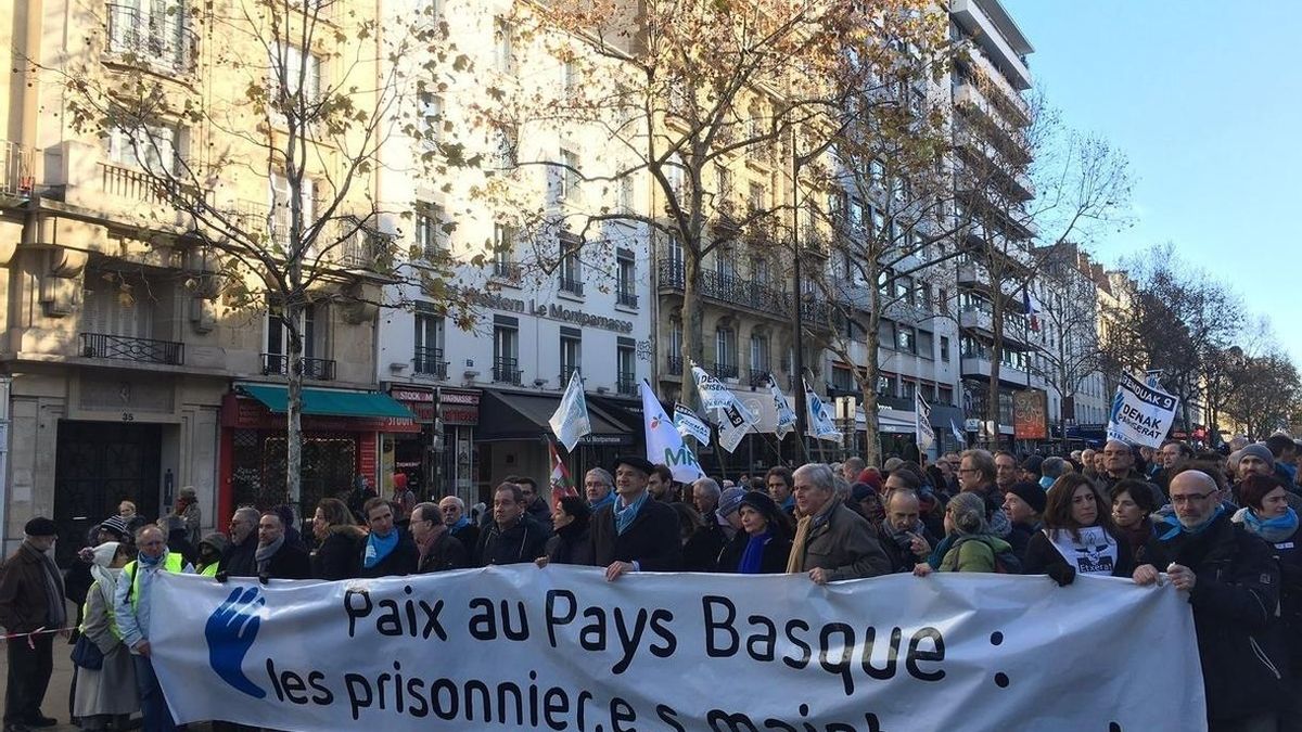 Miles de personas piden en París derechos para los presos de ETA y el fin de las actuales políticas penitenciarias