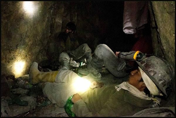 Mineros boliviano en las minas de Cerro Rico. Fotografía: Diego Represa (Hemisferio Zero).