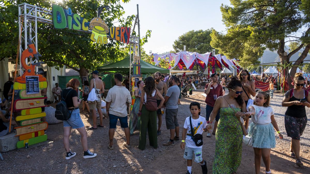 Público frente espacio ciencia 'Discovery Lab' y área Jamkunda en Rototom 2024