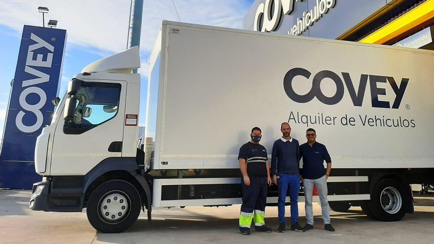 Uno de los camiones cedidos por Covey Alquiler
