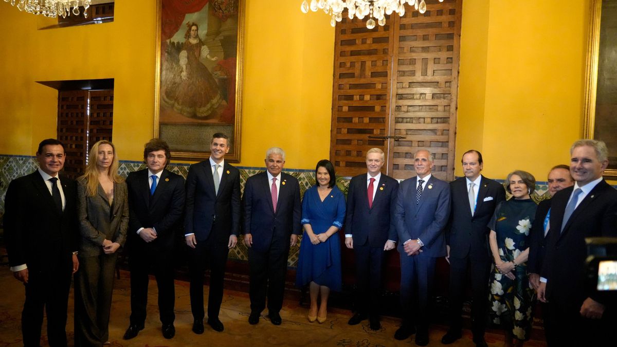 Milei viajó a Perú para participar de la asunción de Keiko Fujimori.