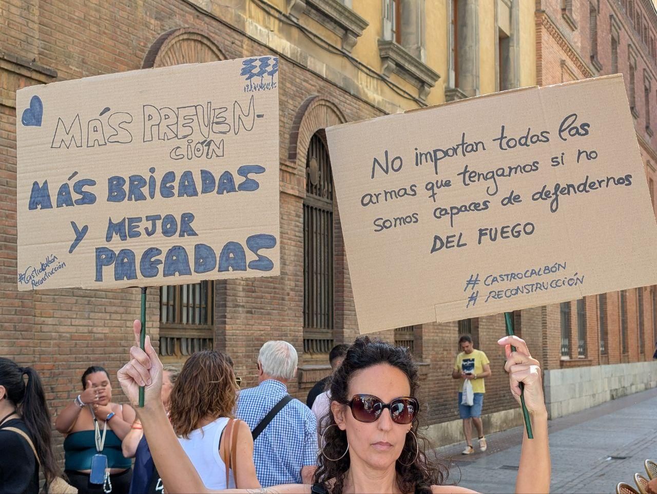 Protesta en León contra la gestión de la Junta de los incendios forestales de este verano.