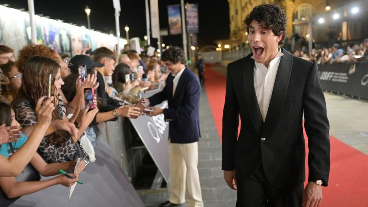 Los Javis, firmando autógrafos en el Festival de San Sebastián