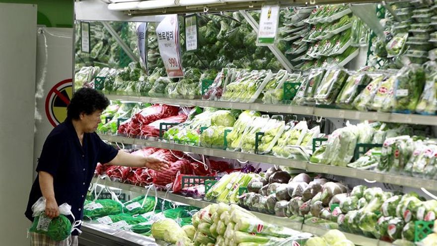 Una mujer compra en un supermercado de Seúl (Corea del Sur).