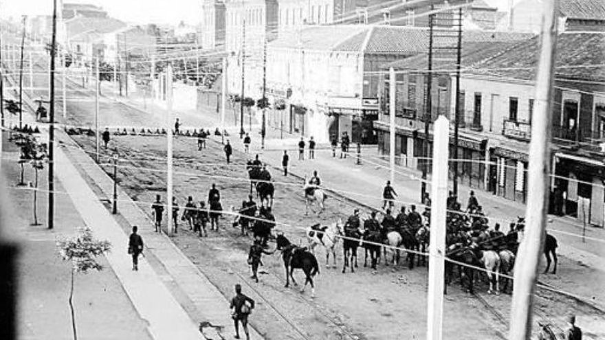 Infantería y caballería en la calle de Bravo Murillo