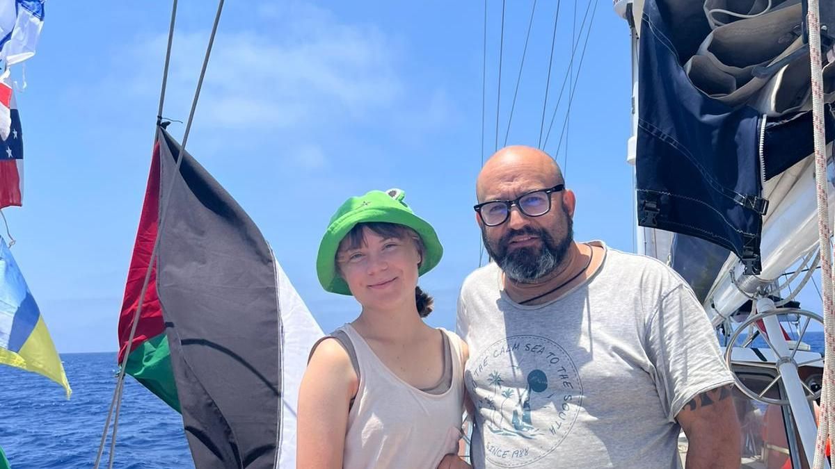 Sergio Toribio con Greta Thumberg en el barco Madleen en la Flotilla de la Libertad