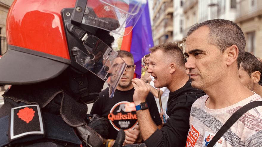 Las protestas de las ambulancias externalizadas llegan al Parlamento Vasco y cortan una hora el tranvía