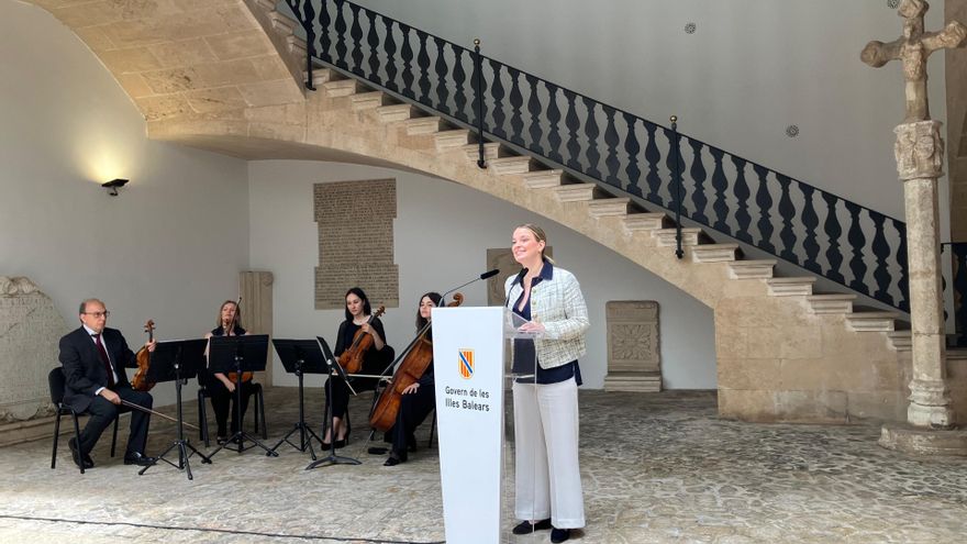 La presidenta del Govern, Marga Prohens, pronuncia unas palabras en un acto organizado con motivo del Día de Europa.