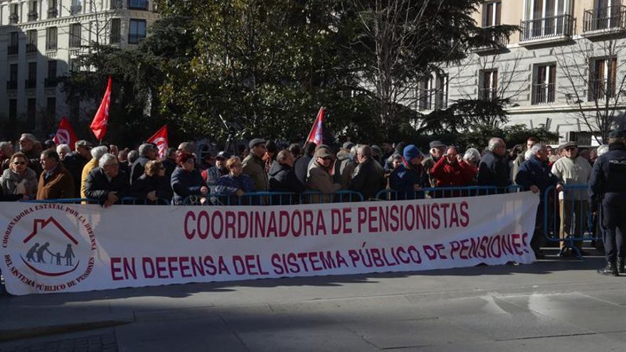 Miles de jubilados cortan acceso al Congreso para reclamar pensiones dignas