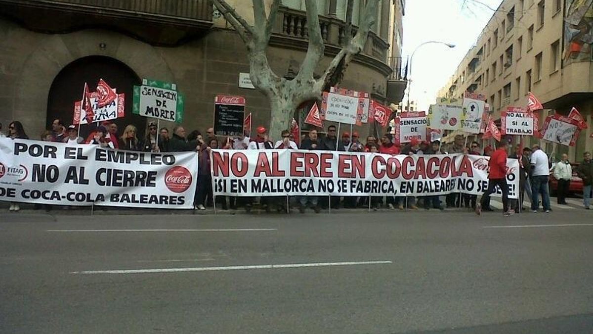 Los trabajadores de Coca-Cola se manifiestan ante los Juzgados de Palma en protesta por el ERE