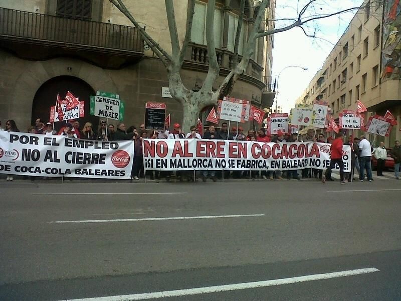 Los trabajadores de Coca-Cola se manifiestan ante los Juzgados de Palma en protesta por el ERE