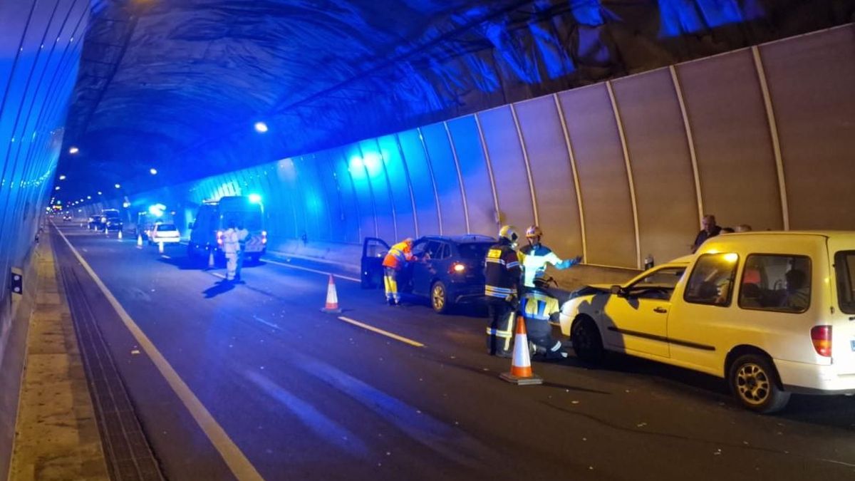 Equipos de emergencias junto a dos de los vehículos accidentados  a primeras horas de la mañana de este lunes en el interior de Túnel Nuevo de la carretera de La Cumbre (LP-3).
