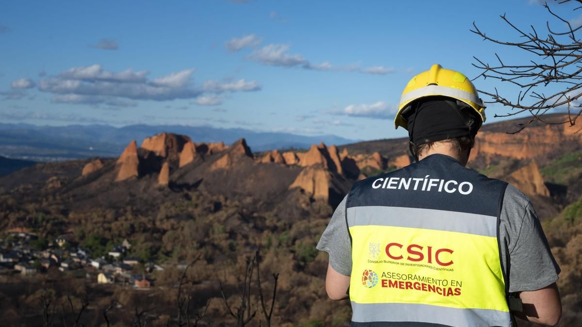 Expertos del CSIC analizan sobre el terreno las consecuencias del incendio forestal de Las Médulas. 