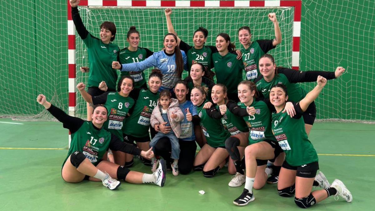 Jugadoras del Adesal celebran la victoria