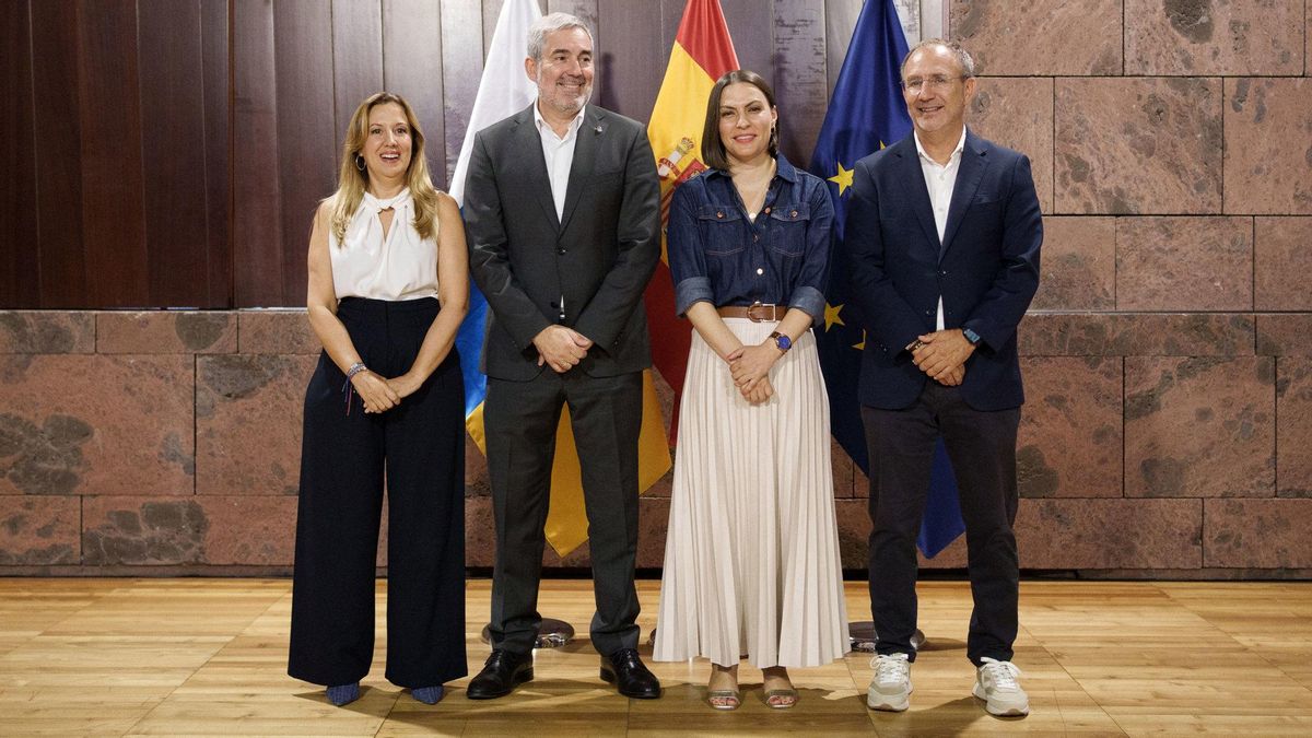 El presidente de Canarias, Fernando Clavijo (2i); la presidenta del Cabildo de Tenerife, Rosa Dávila (i); la consejera de Universidades, Ciencia e Innovación y Cultura del Gobierno de Canarias, Migdalia Machín (2d) y el presidente del Cabildo de La Palma, Sergio Rodríguez (d), durante la presentación de la candidatura compartida de Tenerife y La Palma para acoger el futuro Centro Nacional de Vulcanología.