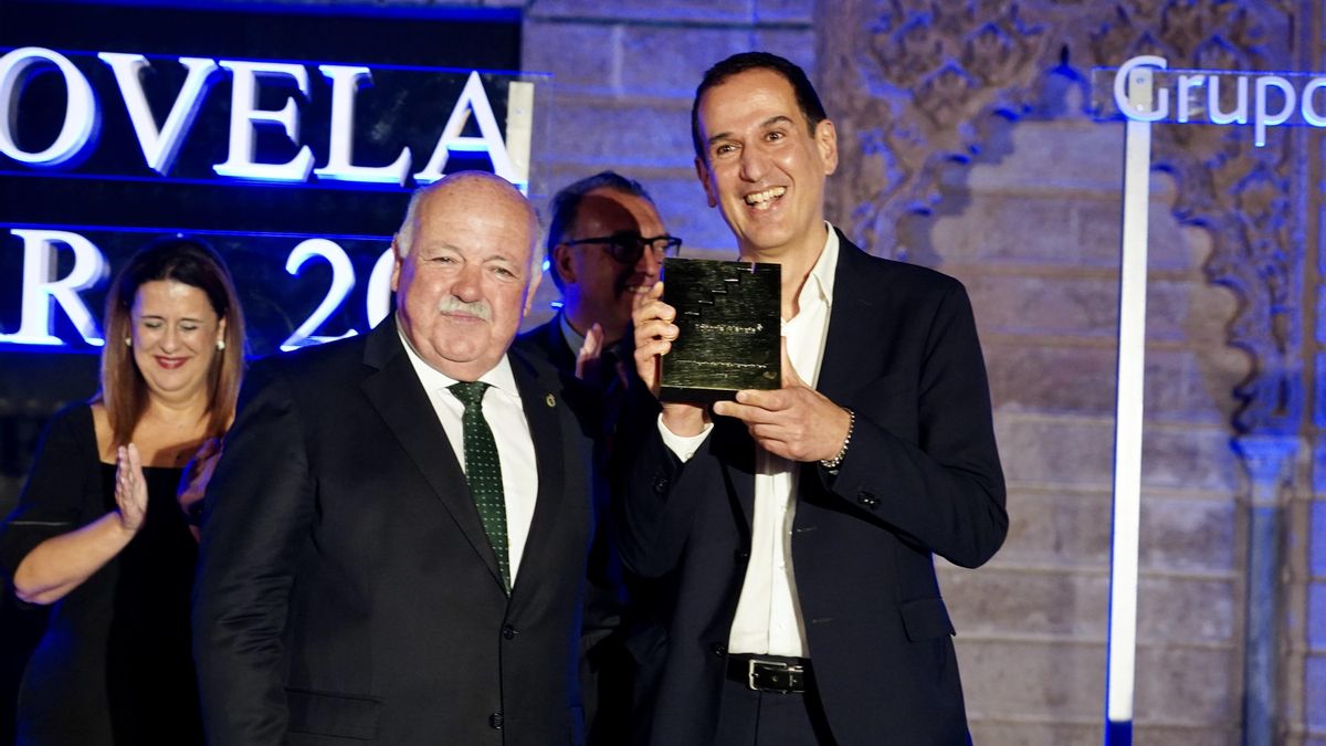Archivo - El escritor Roberto Santiago gana el XXVIII Premio Fernando Lara por su novela 'La rebelión de los buenos', a 11 de mayo de 2023 en Sevilla (Andalucía, España).