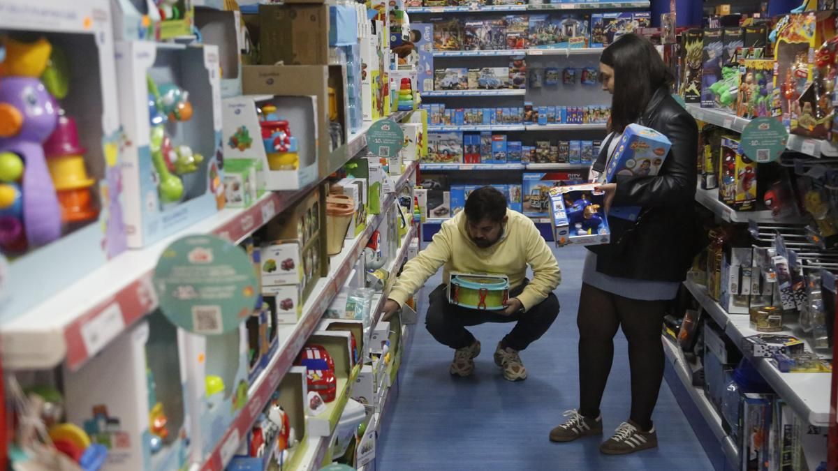 Una pareja busca juguetes para regalar