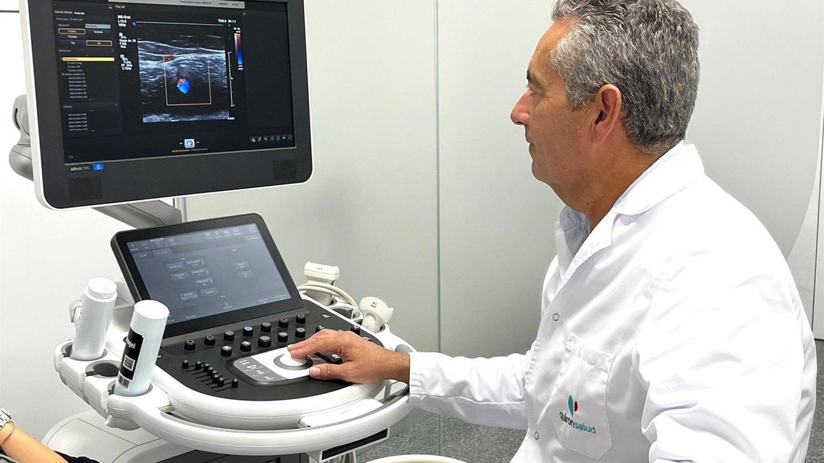 El doctor Sánchez Maestre realiza una eco-doppler a una paciente en consulta