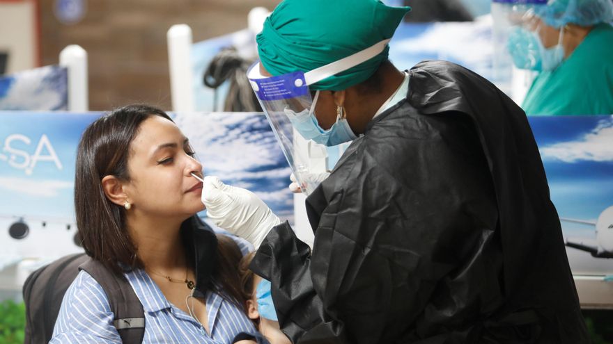 Fotografía de archivo en la que se registró a trabajadores de la salud al realizar test de detección de covid-19, en La Habana (CUBA). EFE/Yander Zamora