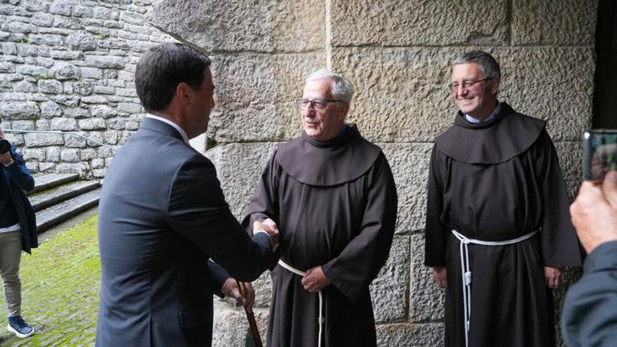 Pradales vuelve a participar en actos católicos y acude a la festividad de la virgen de Aranzazu con otras autoridades