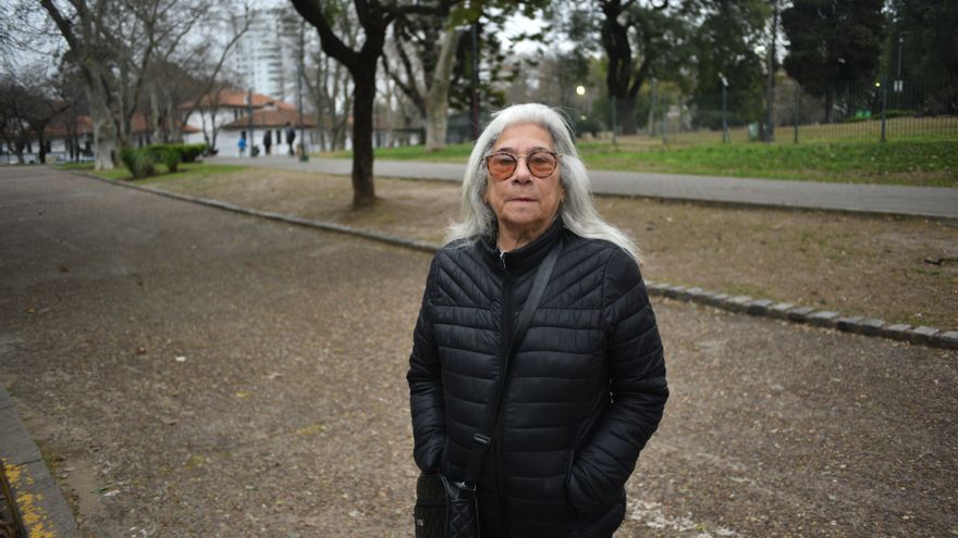 No llegaban a fin de mes y decidieron salir a vender a la calle: historias de las manteras de Parque Centenario