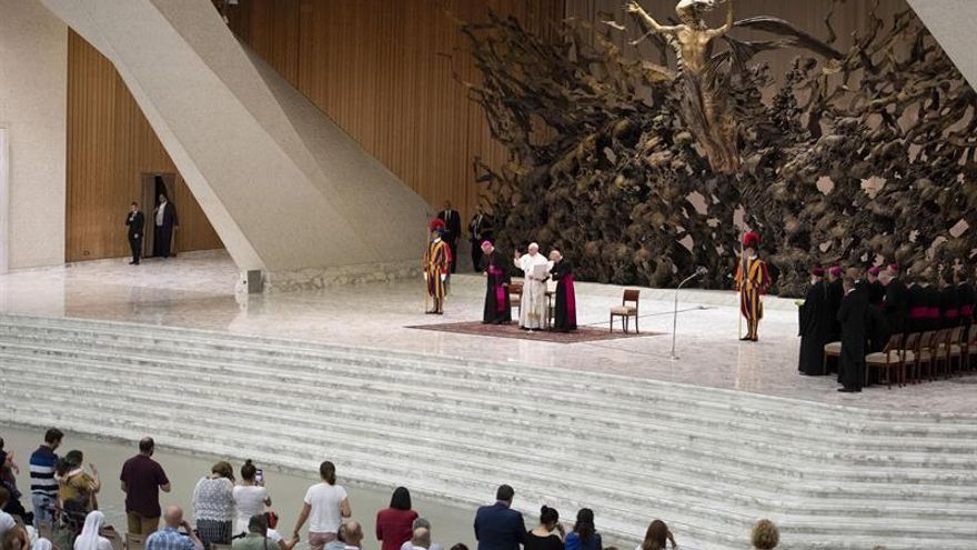 El papa pide una Iglesia "sin fronteras", solidaria y atenta a los problemas.