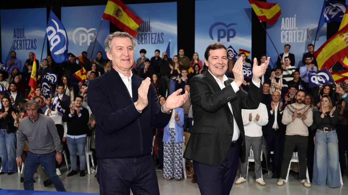 El candidato del Partido Popular de Castilla y León a la reelección como presidente de la Junta, Alfonso Fernández Mañueco (dcha), y el presidente del PP, Alberto Núñez Feijóo, participan en el acto de cierre de campaña, este viernes en Valladolid. EFE/R. García