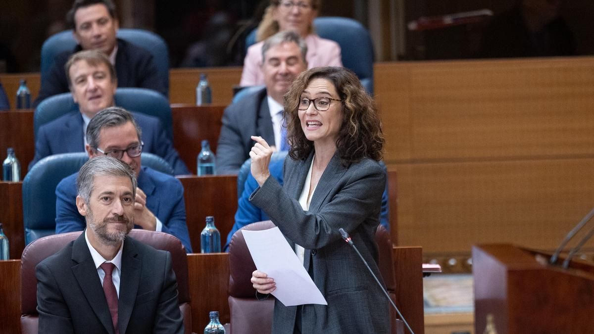 La presidenta de la Comunidad de Madrid, Isabel Díaz Ayuso, y el consejero de Presidencia, Miguel Ángel García Martín, en el pleno de la Asamblea