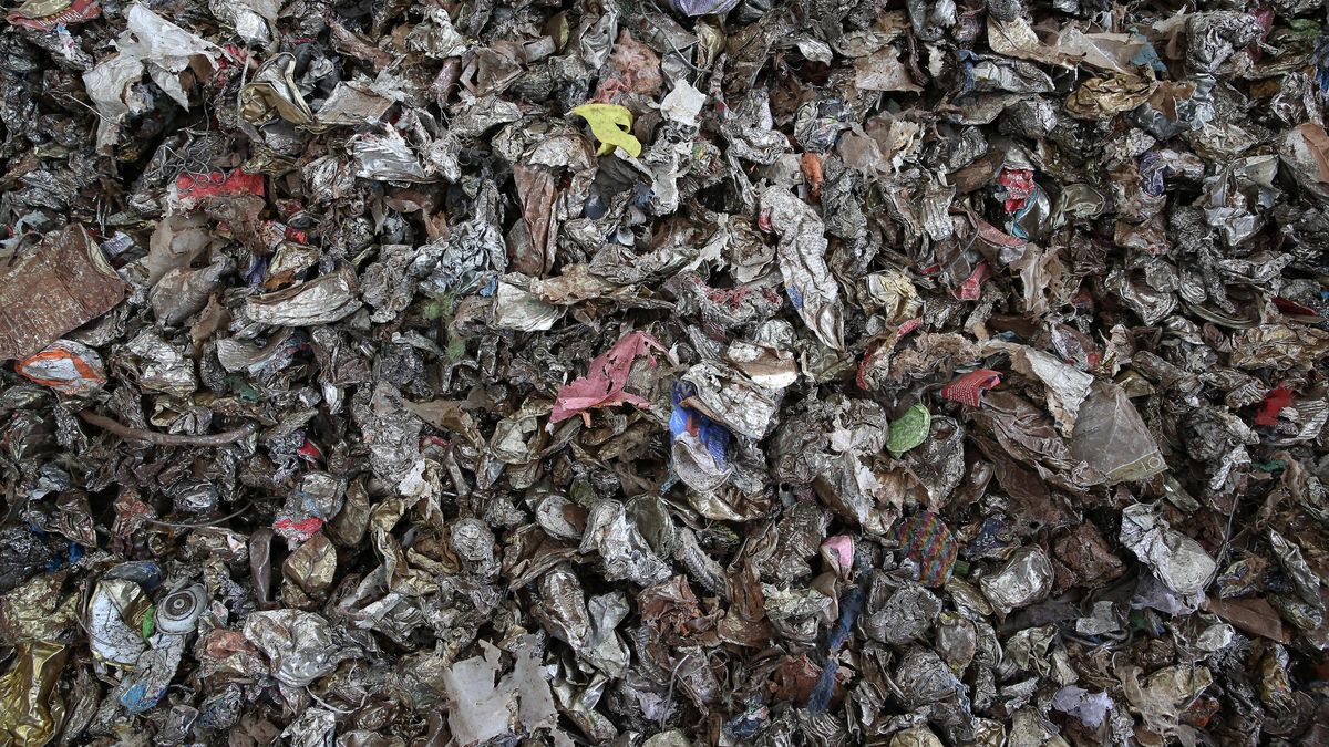 Residuos de envases metálicos en Ecoinsular, en el Puerto de Arinaga (Gran Canaria)