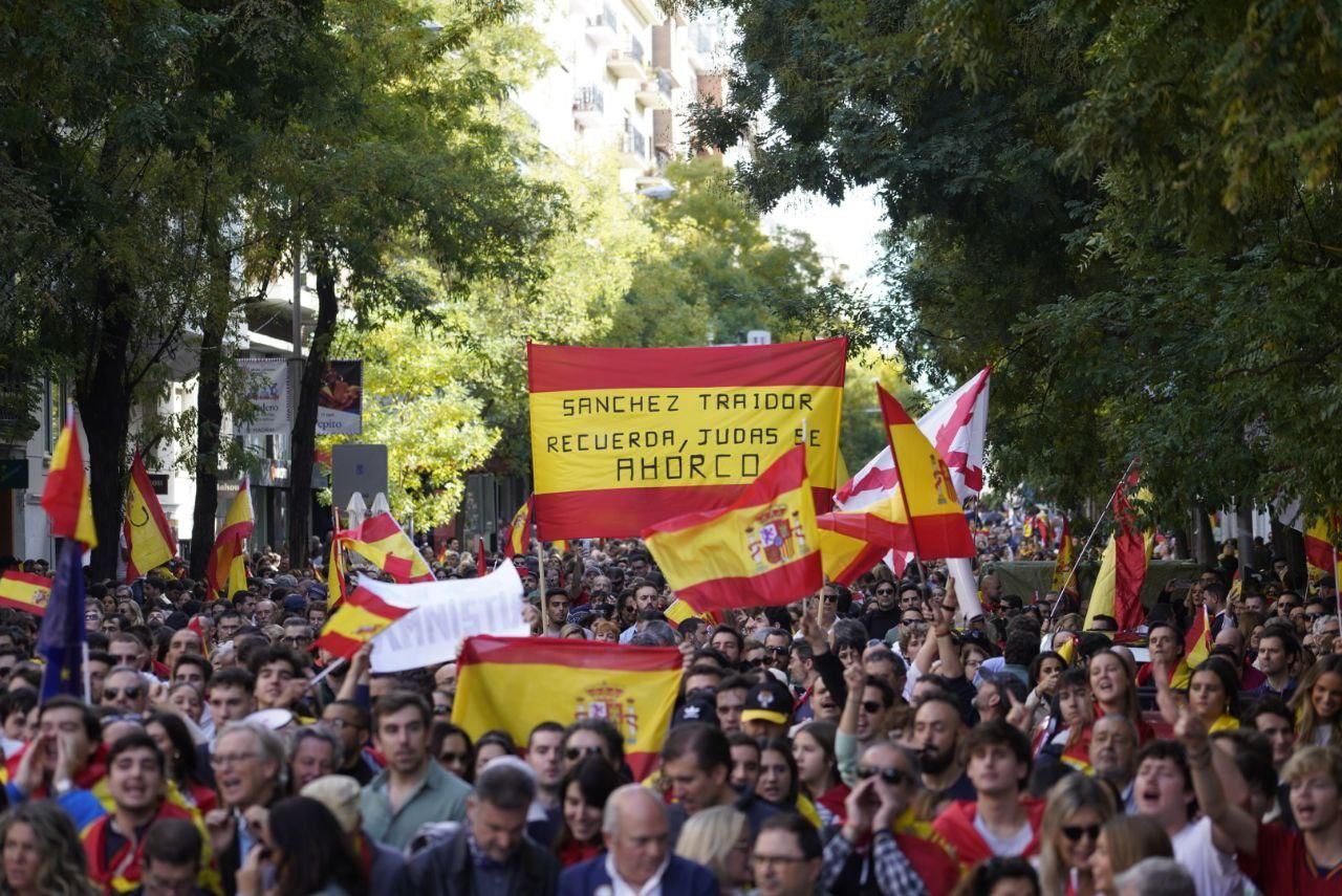 Numerosos participantes de la protesta en la Puerta del Sol de Madrid se han desplazado a la sede del PSOE en Ferraz.