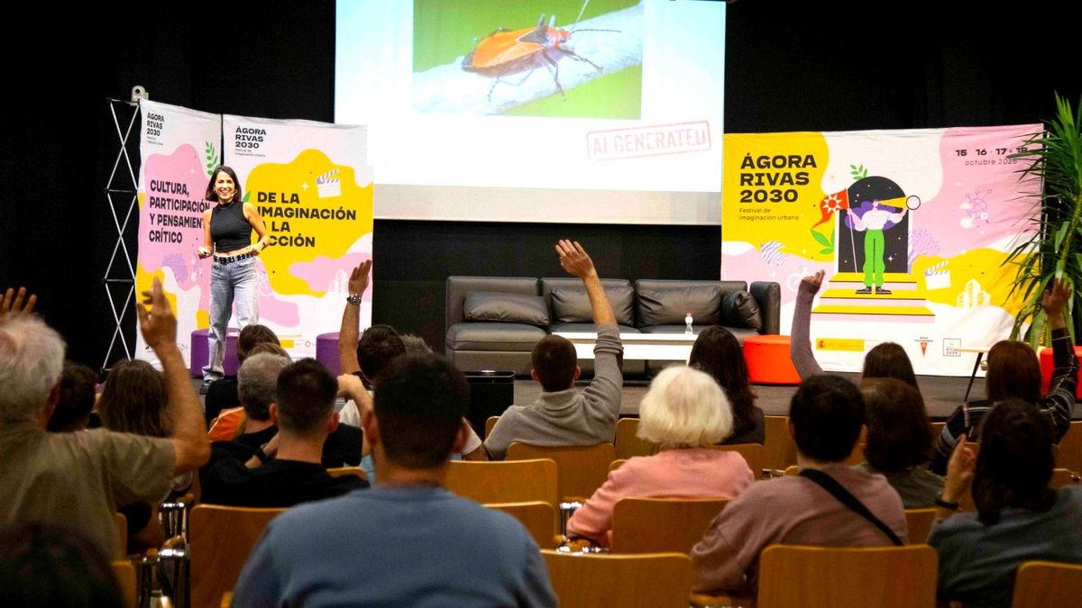 Rocío Vidal, alias 'La gata de Schrodinguer', durante su intervención en el Ágora Rivas 2030