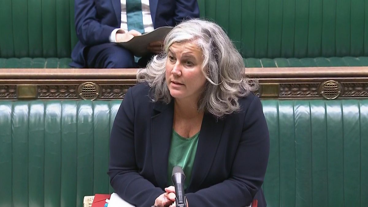 La ministra de Transportes británica, Heidi Alexander, en una comparecencia sobre el tren de alta velocidad en la Cámara de los Comunes.