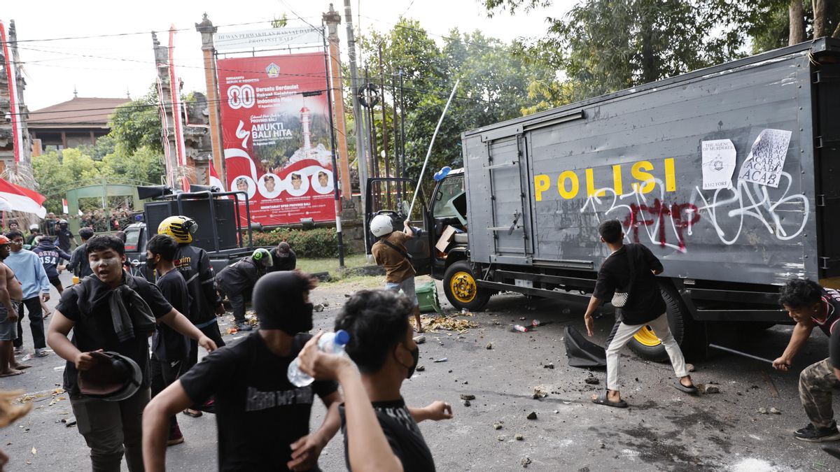 Qué pasa en Indonesia: la muerte de un repartidor a manos de la policía enciende una ola de protestas por todo el país