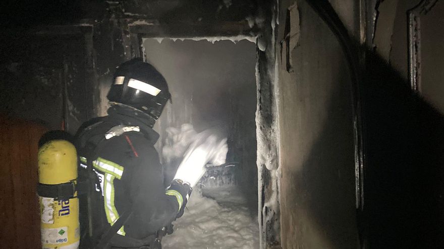 Bomberos de León sofocan un incendio en una vivienda en San Andrés del Rabanedo.