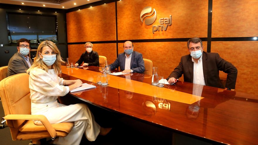 La vicepresidenta tercera, Yolanda Díaz, y el secretario de Estado Empleo y Economía Social, Joaquín Pérez Rey, se reúnen con el presidente del PNV Andoni Ortuzar, su portavoz parlamentario, Aitor Esteban, y el responsable de Organización del partido, Joseba Aurrekoetxea.