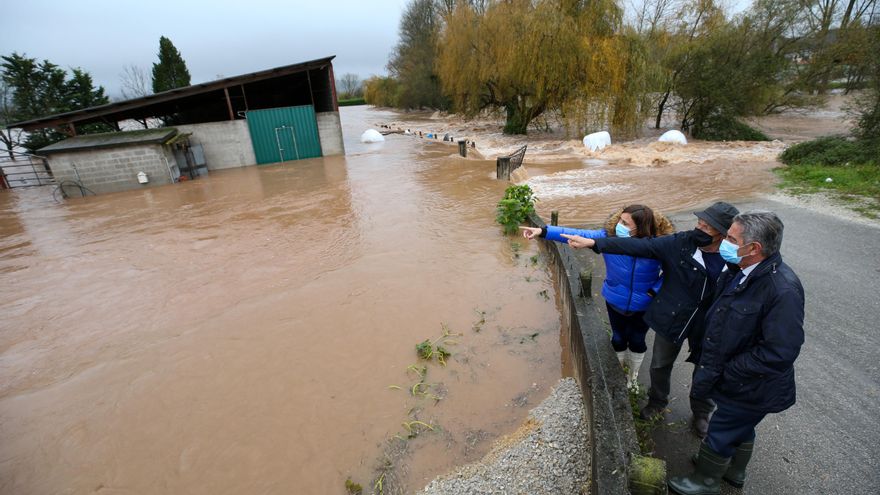 Las inundaciones en Cantabria provocan importantes daños materiales: "A lo largo del día habrá localidades aisladas"