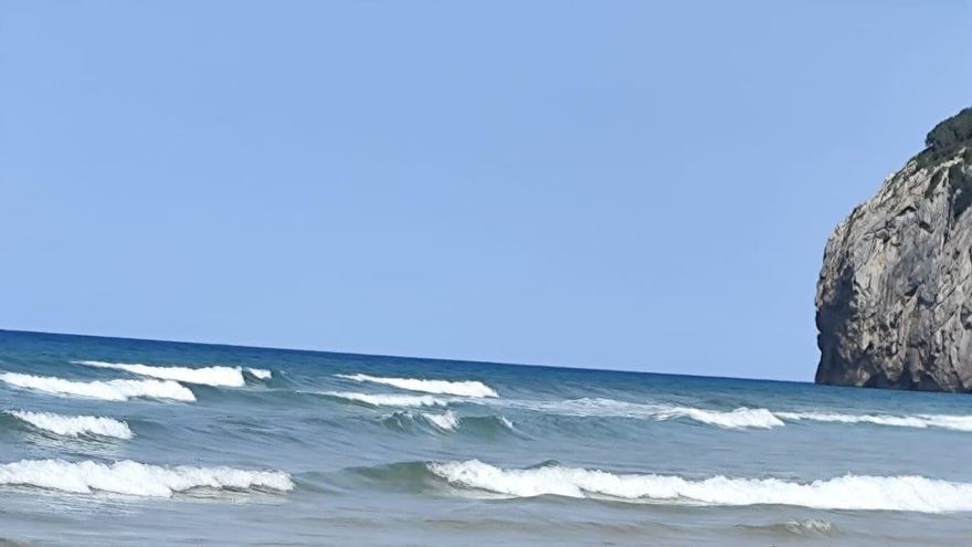 Socorrista comprueba la presencia de medusas en Berria