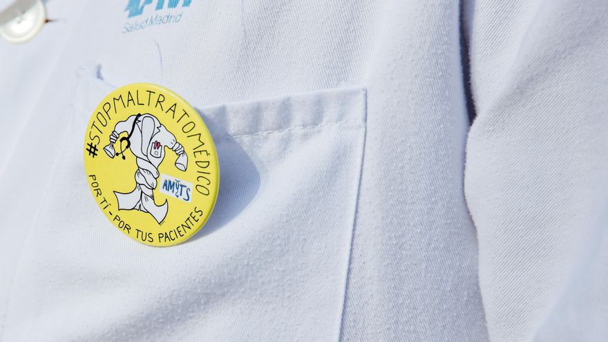 Una chapa de 'Stop maltrato médico'.