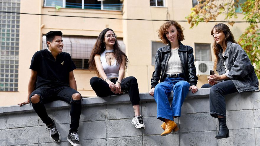 Las verdaderas 'chavalas' y otras voces de la periferia: "El barrio está de moda, pero la pobreza es la misma"